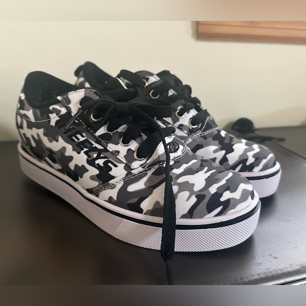 Heely boys wheeled sneakers. Youth 4